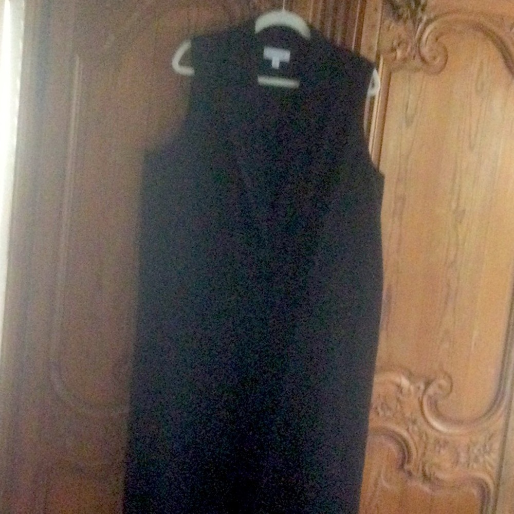 Long sleeveless vest (knee length) notch collar, single breasted, flap pockets
